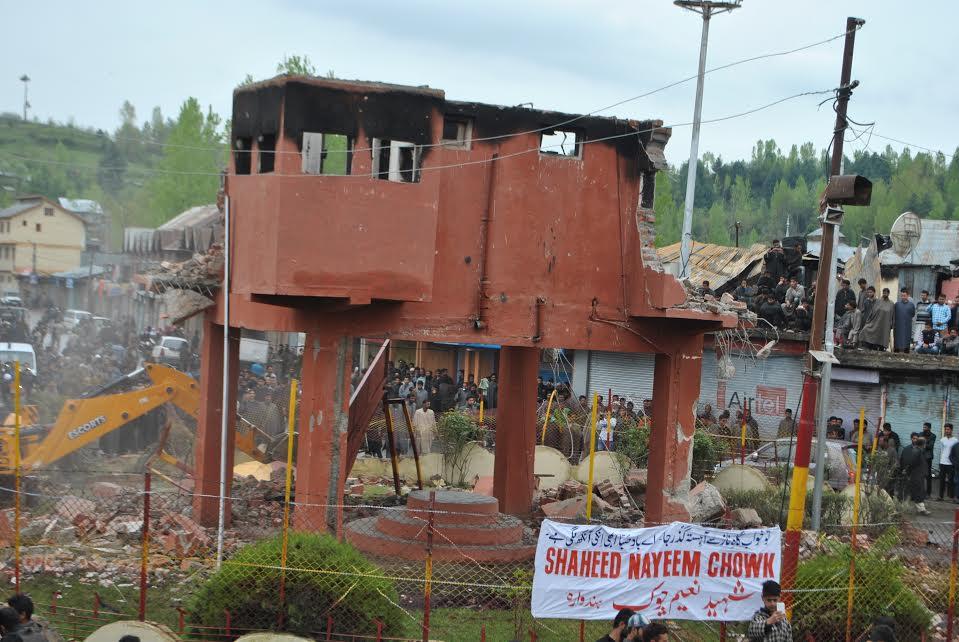 Govt removes three bunkers in Handwara town
